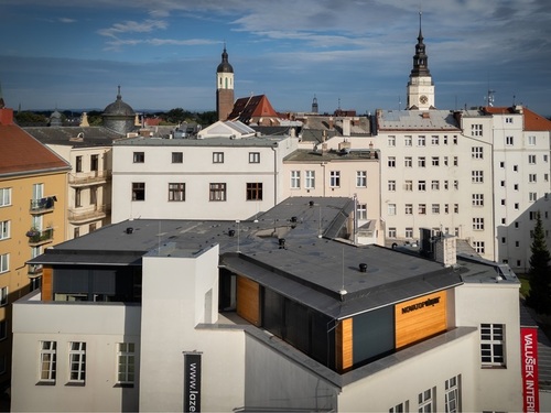 Rekonstrukce obchodního domu v Opavě: dřevěná nástavba vdechla prvorepublikovému objektu nový život